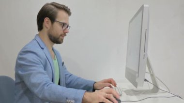 Masaüstünde Çalışırken Orta Yaşlı Adam Video Sohbeti Yapıyor