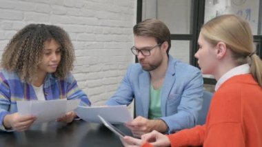 Toplantıda Çok Irklı İnsanlar Belgeleri Tartışıyor