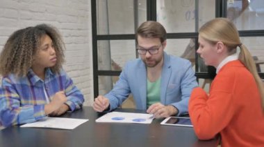 Ofiste Evrak İşleriyle meşgul İşadamları