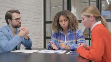 Afrikalı Kadın Takım Arkadaşlarıyla İş Tartışıyor