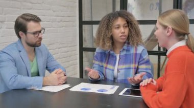 Toplantıda Afrikalı Kadın Takım Arkadaşlarıyla Konuşuyor
