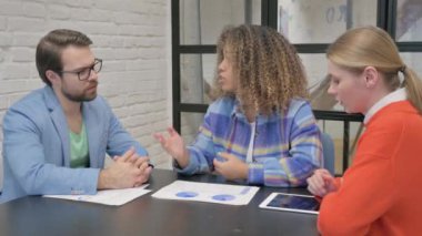 Takım arkadaşlarıyla Öfkeli Afrikalı Kadın Konuşuyor