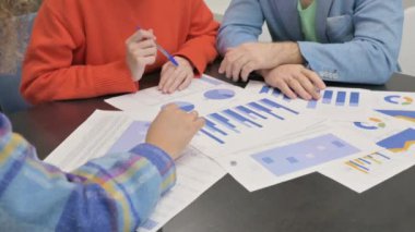 Belgeler Üzerinde Çalışan Çok Irklı Kişilerin Elleri