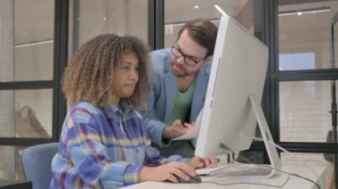 Afrikalı Kadın İşteyken Erkek Tartışıyor