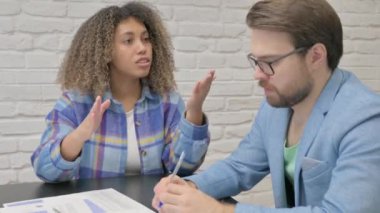 Ofiste Takım Arkadaşına Bağıran Afrikalı Kadın