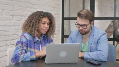 Takım arkadaşları Laptop 'ta Çevrimiçi Ticareti Kutluyor