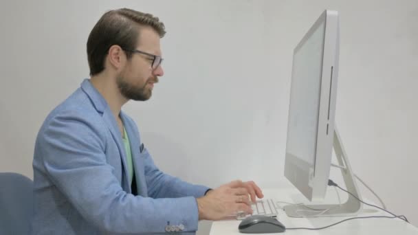 Homem Meia Idade Tendo Dor Pescoço Enquanto Trabalhava Desktop — Vídeo de Stock