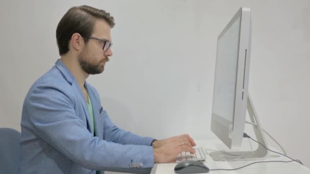 Hustender Mann Mittleren Alters Nutzt Desktop Computer Büro — Stockvideo