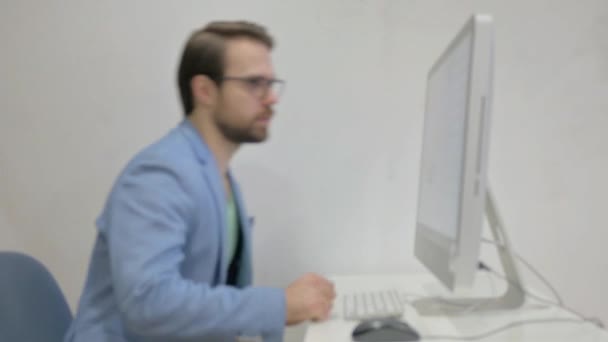 Homem Meia Idade Chegando Escritório Iniciando Trabalho Desktop — Vídeo de Stock