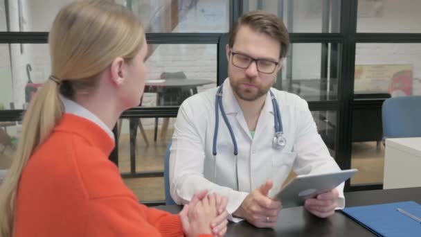Nahaufnahme Eines Arztes Der Mit Frau Klinik Spricht — Stockvideo