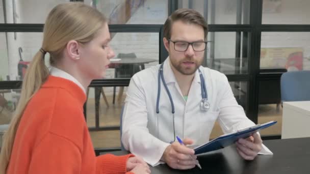 Hosta Kvinna Känner Sig Sjuk Kliniken Med Läkare — Stockvideo