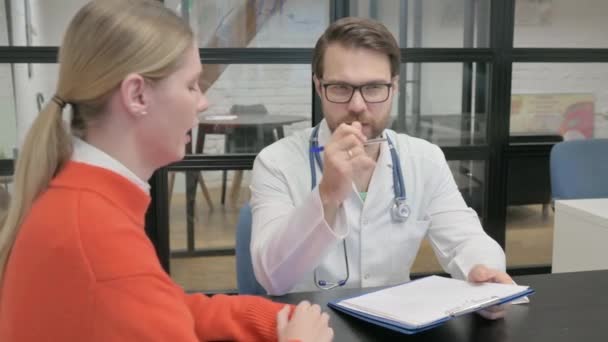 Vrouwelijk Hoesten Terwijl Clinic Met Doctor — Stockvideo