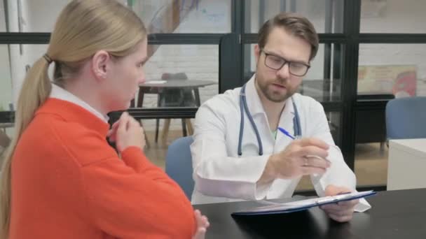 Ortopedický Lékař Pomáhá Ženě Bolestí Lokte — Stock video