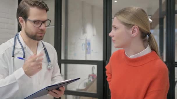 Kvinde Med Rygsmerter Consulting Doctor – Stock-video
