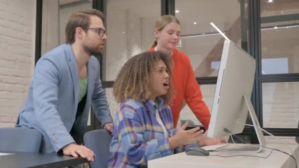 Jonge Ondernemers Reageren Online Loss Computer — Stockvideo