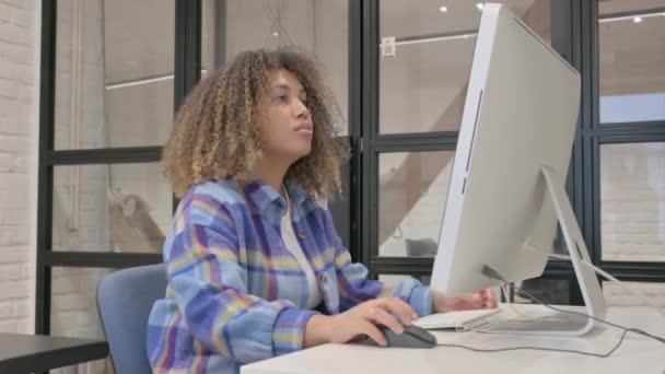Африканська Жінка Працює Робочому Столі Офісі — стокове відео