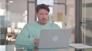 Laptop Kullanılırken Adamın Reddedilmesi