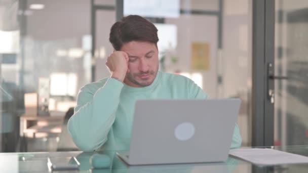 Hombre Mediana Edad Cansado Durmiendo Trabajo — Vídeo de stock