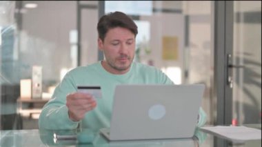 Erkek Online Alışveriş 'ten Dizüstü bilgisayarla keyif alıyor