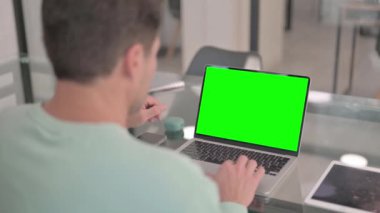 Yeşil Ekran Krom Anahtarı ile Laptop üzerinde çalışıyorum