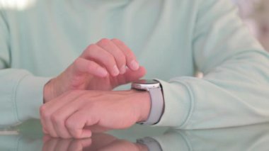 Akıllı saat kullanarak İnsanı Kapat