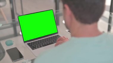 Yeşil Ekran Krom Anahtarı ile Laptopta Çalışan Adam