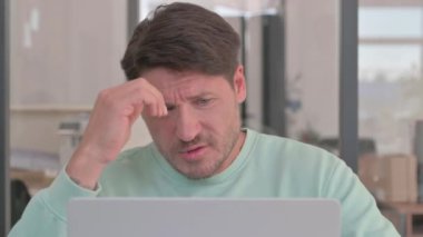 İnsan 'ın iş yerinde baş ağrısına yakın çekim