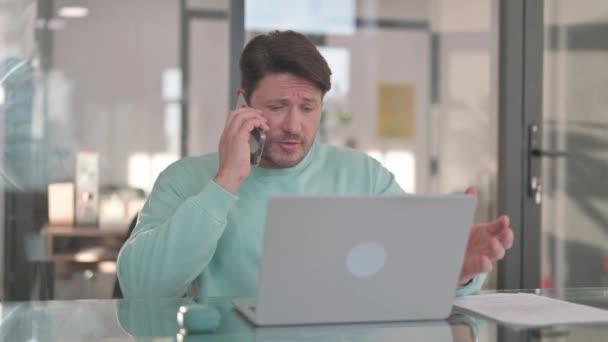 Разгневанный Человек Разговаривает Телефону Работе — стоковое видео