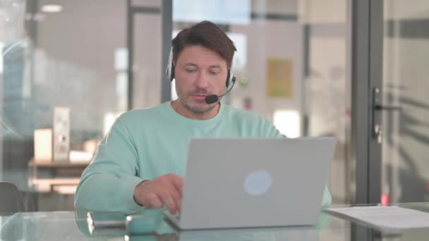 Call Center Munkavállaló Headset Dolgozik Office — Stock videók