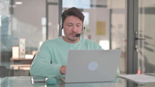 Uśmiechnięty Pracownik Call Center Zestawem Słuchawkowym Patrząc Kamerę — Wideo stockowe