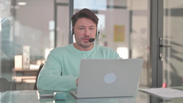 顧客とオンラインで話すヘッドセットを持つコールセンター従業員 — ストック動画