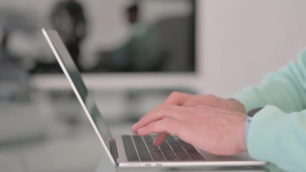 Vista Lateral Homem Digitando Laptop — Vídeo de Stock