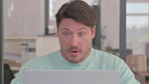Detailní Záběr Man Shocked Loss Laptop — Stock video
