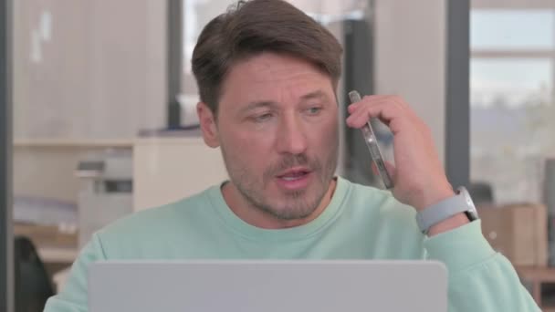 Adam Konuşurken Telefon Yakın Çekim — Stok video