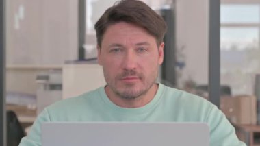 Bilgisayarda çalışırken Kameraya Bakan Adam 'ı kapat