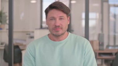 Dudaklarında parmak adam portresi