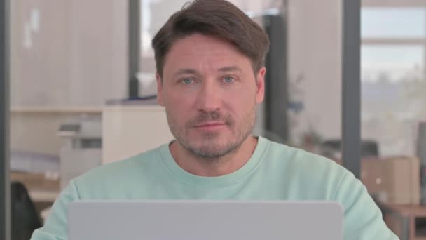 Fechar Homem Sorrindo Para Câmera Enquanto Trabalhava Laptop — Vídeo de Stock