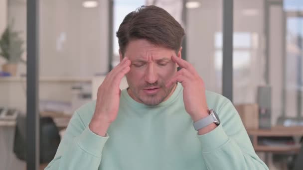 Porträt Eines Mannes Mit Kopfschmerzen Migräne — Stockvideo
