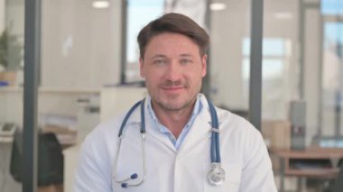 Klinikte gülümseyen doktor portresi