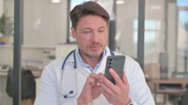 Akıllı Telefon Kullanan Doktorun Portresi