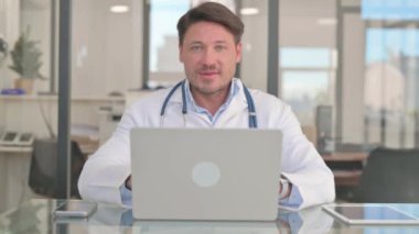 Yetişkin Doktordan Başparmaklar Yukarı