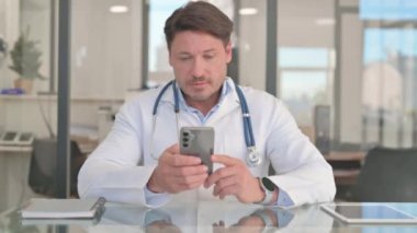 Klinikte Akıllı Telefon Kullanan Olgun Yetişkin Doktor