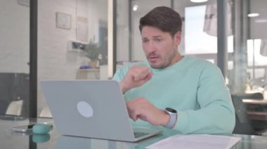 Laptop kullanan sıradan bir adam öksürüyor