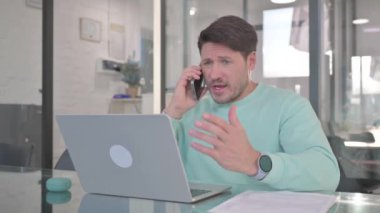 Kızgın Gündelik Adam Telefonla Konuşuyor, Tartışıyor