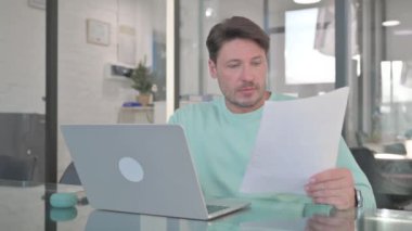 Yaratıcı Proje Başarısını Kutlayan Heyecanlı Sıradan Adam