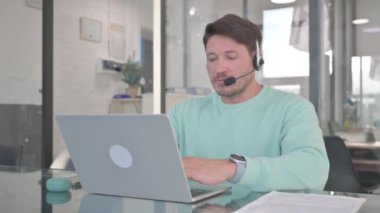 Çağrı Merkezindeki Kulaklıklı Adam 'dan Baş Parmaklıklar