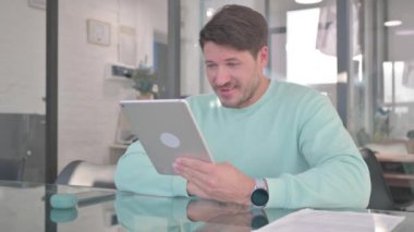 Müşteriyle Tablet 'te Günlük Adam Video Sohbeti Yapıyor