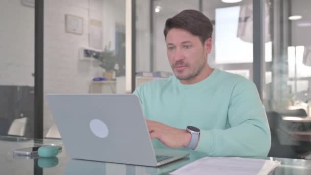Podekscytowany Casual Man Świętuje Sukces Laptopie — Wideo stockowe