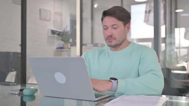 Casual Homem Sorrindo Para Câmera Enquanto Trabalhava Laptop — Vídeo de Stock