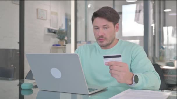Uomo Casual Che Gode Shopping Online Con Carta Bancaria — Video Stock